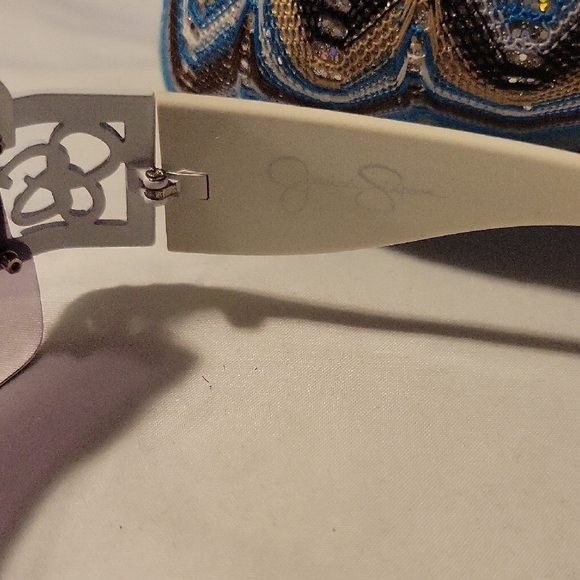 Jessica Simpson Stylish White and Black Sunglasses with Case - Picture 2 of 11